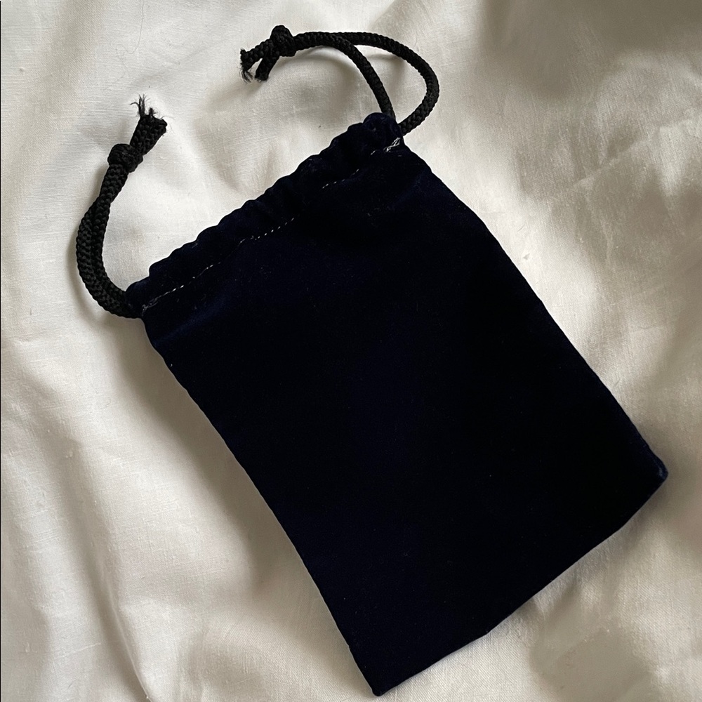 NWOT: Navy Blue Velvet Drawstring Pouch. Dust bag